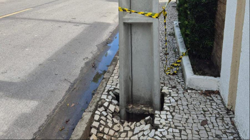 Buraco está se formando na calçada ao redor de onde o poste foi firmado