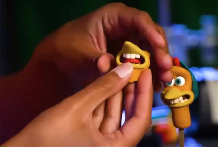 Esses filmes costumam ser chamados também de clay animations (animações em argila). No caso da franquia A Fuga das Galinhas, a equipe da Aardman Animations optou pelo uso de Lewis Newplast, um tipo específico de plasticina que reage bem às luzes quentes do estúdio.