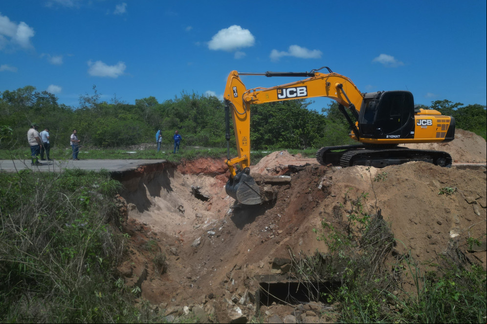 Cratera abre na rodovia estadual CE 085, próximo a Paracuru Cratera abre na rodovia estadual CE 085, próximo a Paracuru