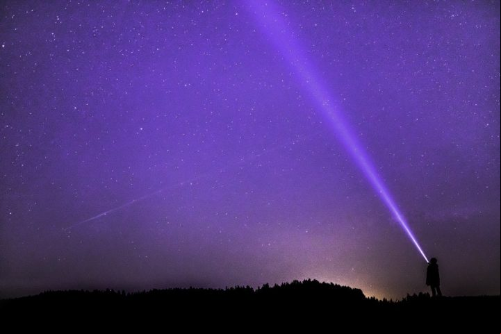Uma delas é Astrolab, disponível no Globoplay. A série documental aborda com mais detalhes os planetas do Sistema Solar, além de episódios sobre lixo espacial, meteoros, estrelas, etc...