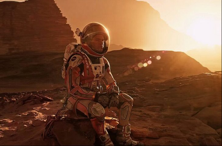 Outro filme famoso do gênero é Perdido em Marte. O astronauta Mark Watney (Matt Damon) vai realizar uma missão no planeta. Depois de uma tempestade, toda a sua equipe na Terra acredita que ele está morto. Mark inicia uma jornada de tentar fazer contato com Terra e retornar para sua casa.