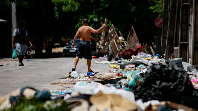 É possível observar acúmulo de lixo em vários bairros da Capital