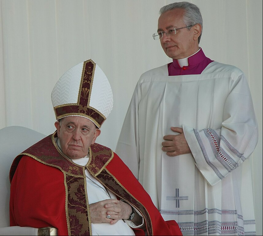 O Monsenhor Diego Ravelli, mestre de cerimônias litúrgicas do Vaticano, explicou qual o fundamento das mudanças: “Enfatizar ainda mais que o funeral do Romano Pontífice é o de um pastor e discípulo de Cristo e não de um homem poderoso deste mundo.