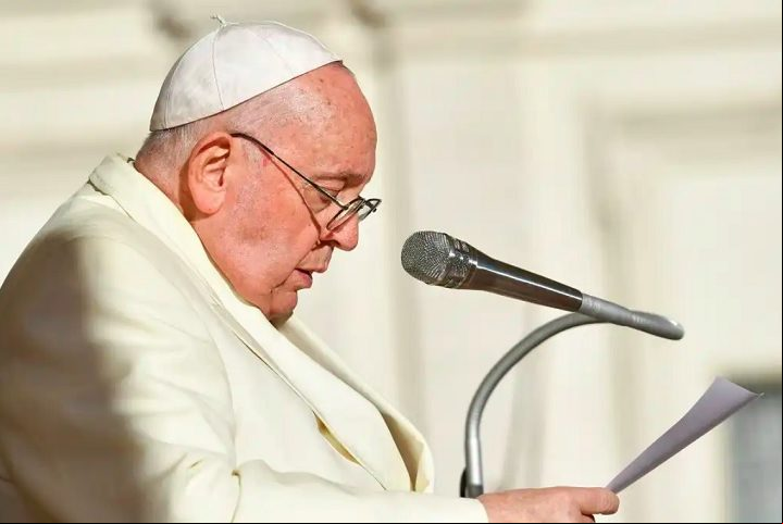 Aos 88 anos e mesmo convivendo com problemas de saúde, o Papa Francisco fez neste ano a mais longa viagem de seu pontificado, iniciado em 2013. O líder da Igreja Católica visitou por 12 dias de setembro regiões do sudeste asiático e do pacífico sul. Quatro países compam o roteiro papal: Papua Nova Guiné, Timor Leste, Indonésia e Singapura.