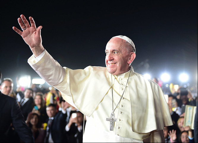 Francisco adotou um estilo de vida modesto, escolhendo viver em quartos simples no Vaticano em vez do Palácio Apostólico, e é conhecido por usar roupas menos elaboradas do que seus antecessores.