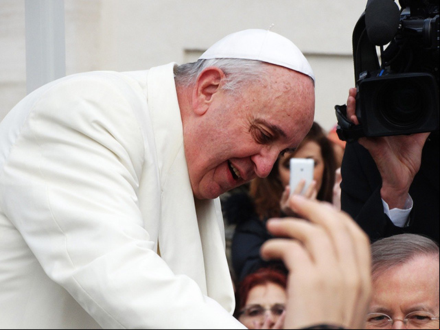 Uma das características marcantes de Francisco é sua abordagem pastoral e seu compromisso com os pobres e marginalizados. Ele frequentemente enfatiza a importância de uma igreja que esteja próxima das pessoas e que se envolva ativamente em questões sociais.