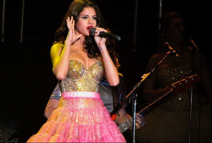 Além da atuação, Selena conta com uma carreira musical de sucesso. Iniciou sua trajetória musical em 2009, com a banda Selena Gomez e The Scene, que lançou diversos hits como Love You Like a Love Song e Naturally. Posteriormente, ela seguiu carreira solo, com álbuns como Stars Dance (2013), Revival (2015), e Rare (2020).