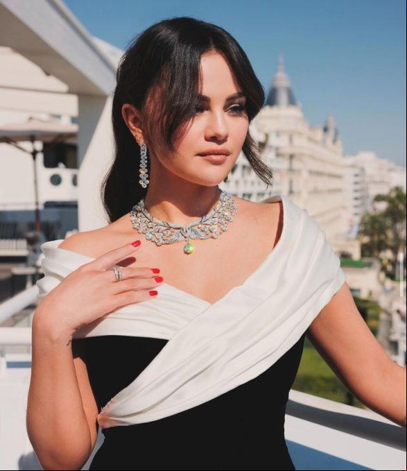 Aliás, no Instagram Selena Gomez ocupa a 3ª posição entre as pessoas mais seguidas no mundo, com 424 milhões de seguidores, ficando atrás apenas dos astros do futebol Cristiano Ronaldo, com 638 milhões, e Lionel Messi, com 504 milhões.