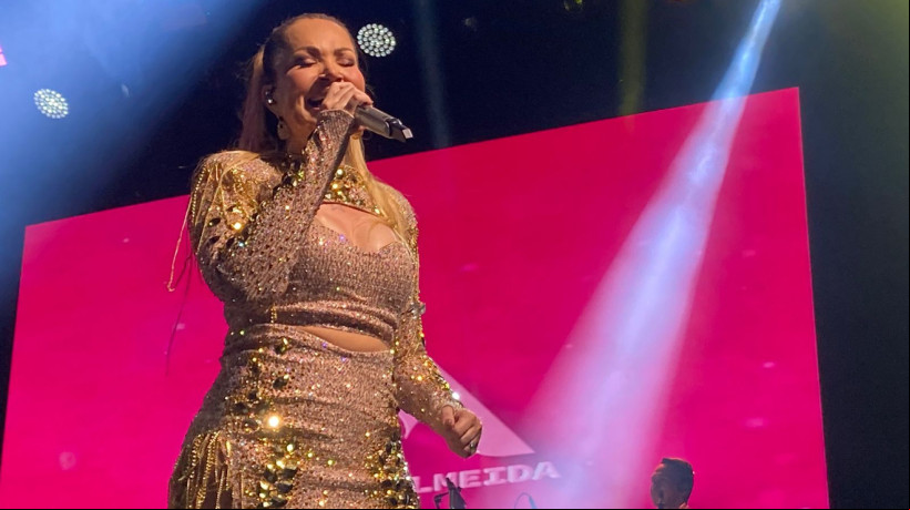 Solange Almeida se apresenta no Conjunto Ceará