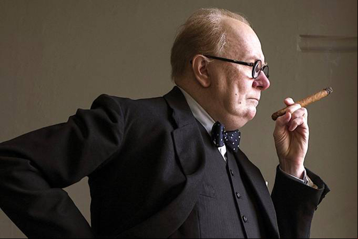 Para parecer o estadista, gordo e mais velho, Oldman ava por longo processo de transformação, incluindo pesada maquiagem que ganhou o Oscar. Ele também caprichou na caracterização de Churchill, chegando a sofrer intoxicação por nicotina apór fumar muitos charutos durante as filmagens.