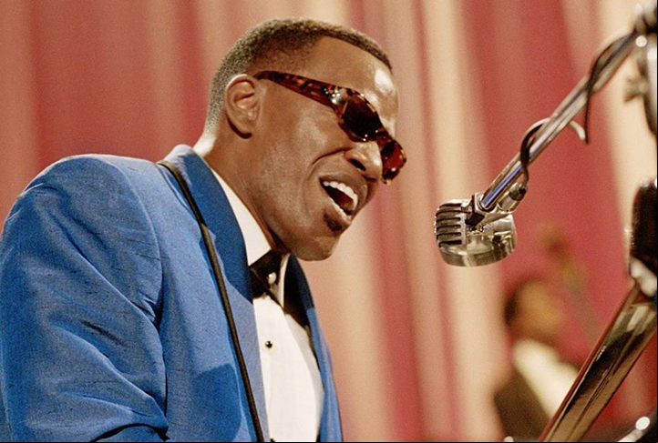 Ray Charles parou de enxergar aos 7 anos e nunca soube o motivo. Jamie (foto) ou bastante tempo com o próprio Ray. Emagreceu 10 quilos e manteve os olhos cobertos por pálpebras postiças, além de ensaiar gestos e a maneira de cantar e tocar do músico. Ganhou também o Globo de Ouro, SAG Awards e Screen Actors Guild.