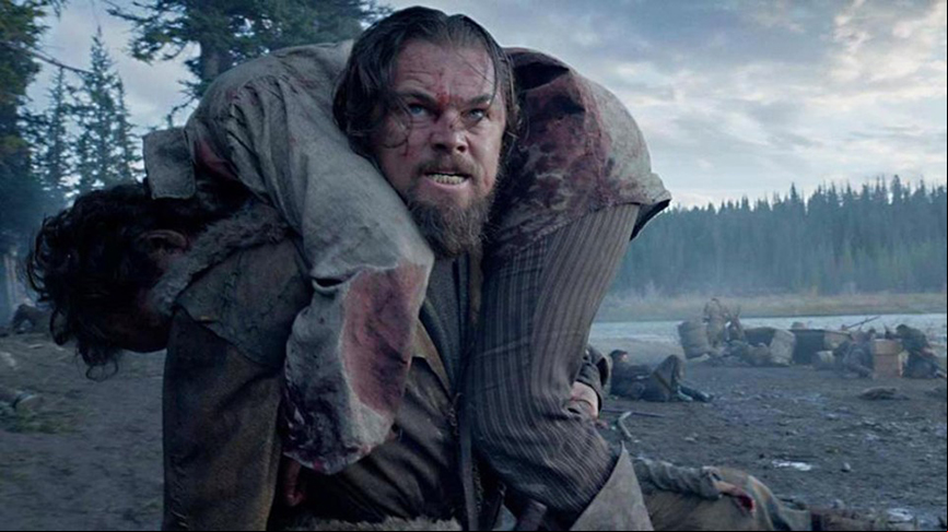 Nas gravações, DiCaprio se sacrificou pelo melhor resultado. Ele declarou que foi a atuação mais difícil de sua vida (cuja carreira começou aos 16 anos). Horas e horas de gravações em temperaturas abaixo de zero, entrando em rios congelados. E, embora seja vegetariano, chegou a comer carne crua para dar veracidade à cena.