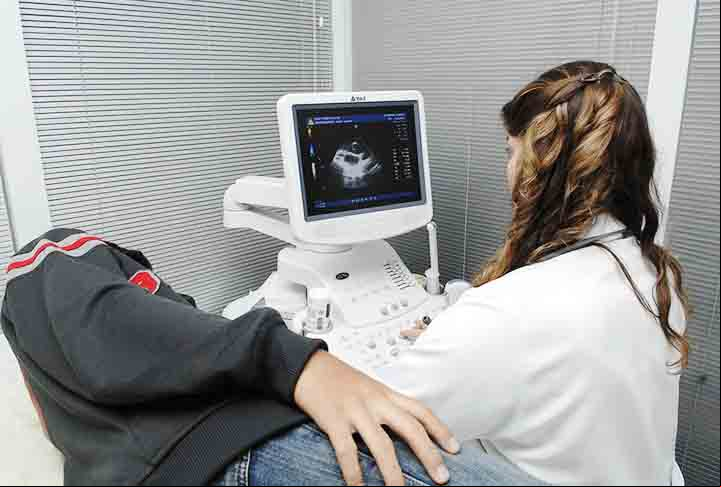 Existem, também, as taquicardias ventriculares malignas, que podem comprometer a função cardíaca levando à morte súbita. São casos mais preocupantes e extremamente graves, que necessitam de um acompanhamento médico, de forma regular e frequente.