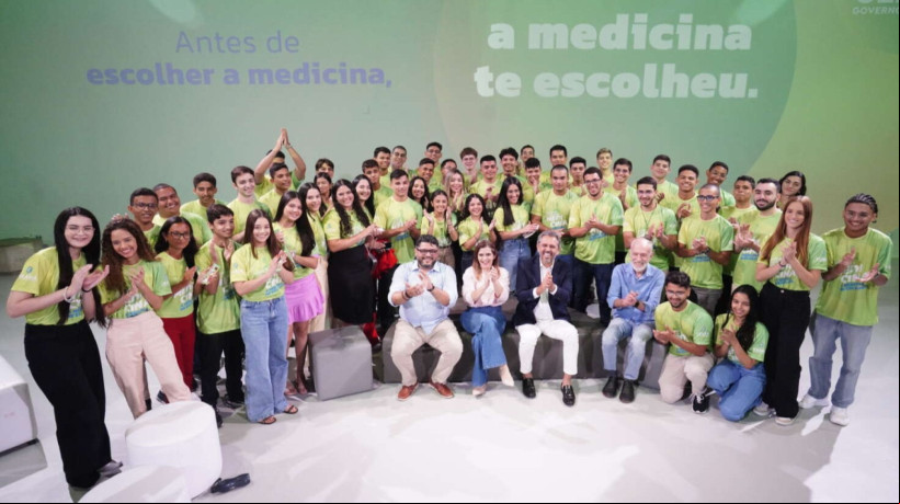 Alunos da rede pública de educação do Ceará aprovados em Medicina conversaram com governador Elmano de Freitas na última quinta-feira, 6