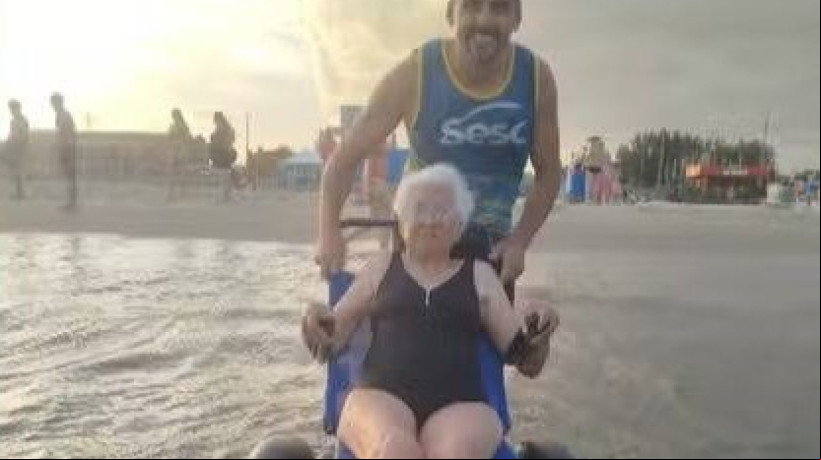 Prestes a completar 100 anos, a gaúcha Walterlina Porto da Silva, superou o medo e realizou um antigo sonho de tomar um banho de mar.
