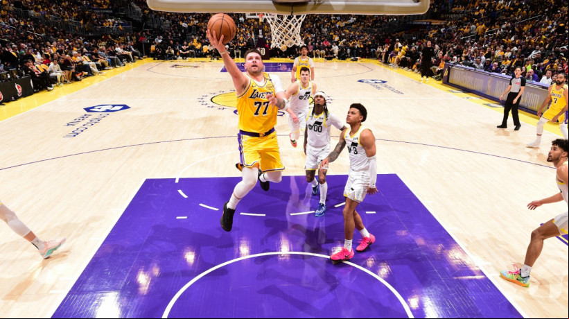 O armador esloveno Luka Doncic fez sua estreia pelo Los Angeles Lakers na madrugada desta segunda-feira, 11.