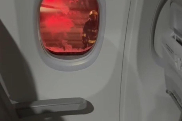 Procurador registrou descida dos ageiros, com aeronave já cercada por bombeiros e equipes de segurança do aeroporto Procurador registrou descida dos ageiros, com aeronave já cercada por bombeiros e equipes de segurança do aeroporto