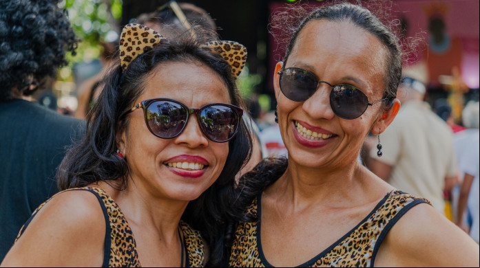 FORTALEZA-CE, BRASIL, 16-02-2025: O tradicional pré-carnaval na Praça Gentilândia, no bairro Benfica. Na foto, Jamile e Janice Menezes, irmãs que se fantasiaram de onça. (Foto: Fernanda Barros/ O Povo) FORTALEZA-CE, BRASIL, 16-02-2025: O tradicional pré-carnaval na Praça Gentilândia, no bairro Benfica. Na foto, Jamile e Janice Menezes, irmãs que se fantasiaram de onça. (Foto: Fernanda Barros/ O Povo)