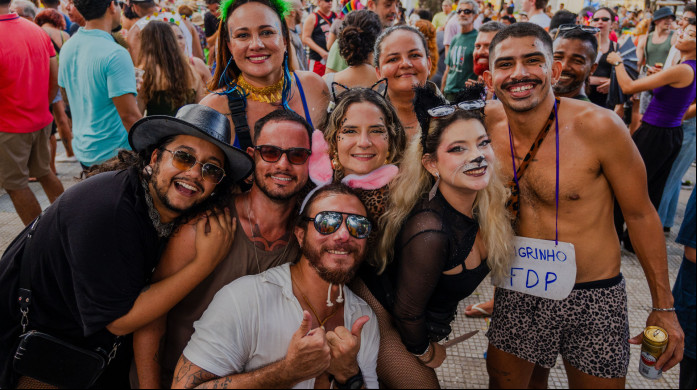 FORTALEZA-CE, BRASIL, 16-02-2025: O tradicional pré-carnaval na Praça Gentilândia, no bairro Benfica. Na foto, Geice Magalhães e seus amigos vestidos com a temática de jogo do bicho. (Foto: Fernanda Barros/ O Povo) FORTALEZA-CE, BRASIL, 16-02-2025: O tradicional pré-carnaval na Praça Gentilândia, no bairro Benfica. Na foto, Geice Magalhães e seus amigos vestidos com a temática de jogo do bicho. (Foto: Fernanda Barros/ O Povo)