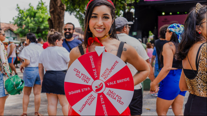 FORTALEZA-CE, BRASIL, 16-02-2025: O tradicional pré-carnaval na Praça Gentilândia, no bairro Benfica. Na foto, Jessyca, que trabalha realizando uma ativação para um empreendimento. (Foto: Fernanda Barros/ O Povo) FORTALEZA-CE, BRASIL, 16-02-2025: O tradicional pré-carnaval na Praça Gentilândia, no bairro Benfica. Na foto, Jessyca, que trabalha realizando uma ativação para um empreendimento. (Foto: Fernanda Barros/ O Povo)