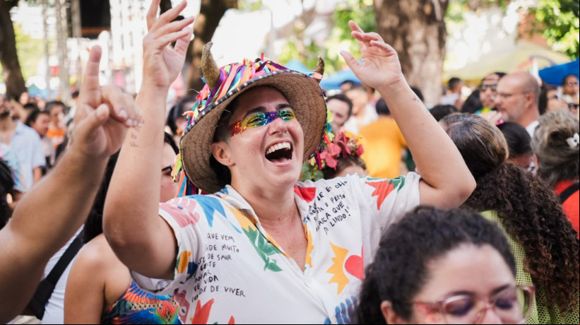 Foliões se divertem sob sol forte na Praça da Gentilândia, no Benfica, neste domingo, 16, de pré-Carnaval