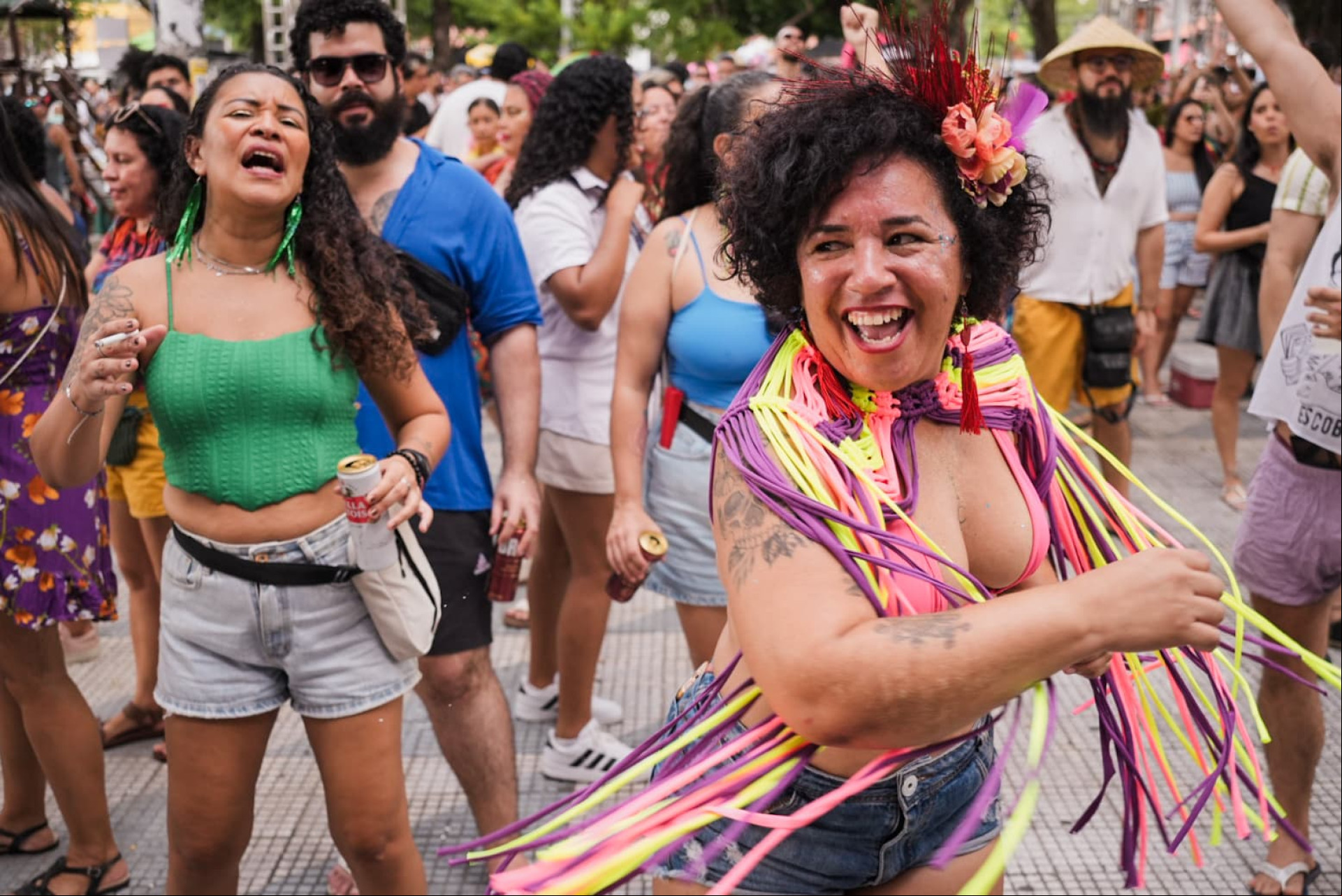 Foliões se divertem sob sol forte na Praça da Gentilândia, no Benfica, neste domingo, 16, de pré-Carnaval