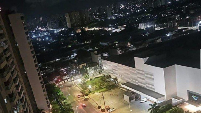 Suspeitas de matar uma mulher a facadas tentaram esconder-se no estacionamento de um shopping, após terem sido alvo de disparos de arma de fogo
