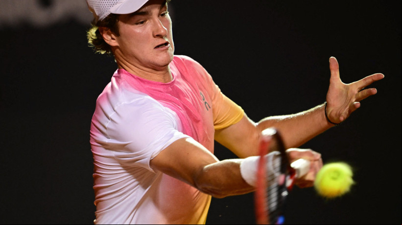 O brasileiro João Fonseca retorna ao francês Alexander Muller durante a partida de primeira rodada do ATP 500 Rio Open, no Rio de Janeiro, em 18 de fevereiro de 2025