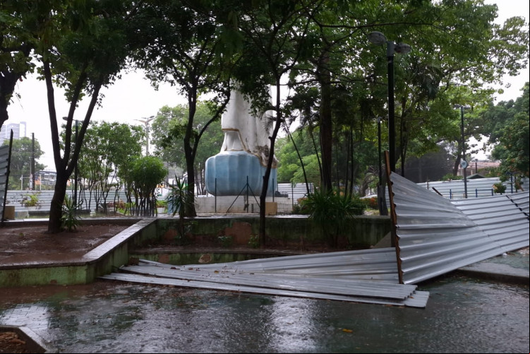 Parte dos tapumes que cercam a imagem estão caídos Parte dos tapumes que cercam a imagem estão caídos
