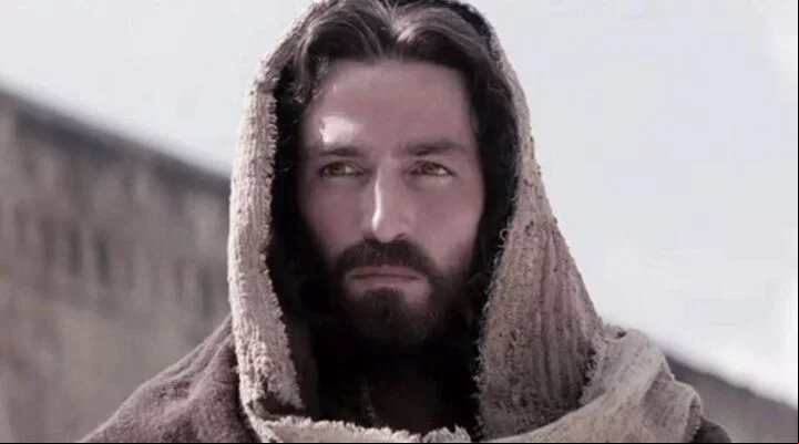 O ator Jim Caviezel, que completou 56 anos em 26/9, ficou bastante conhecido por seu papel de Jesus em A Paixão de Cristo (2004). O filme, dirigido por Mel Gibson, narra as últimas 12 horas da vida de Jesus, desde sua prisão até sua crucificação.