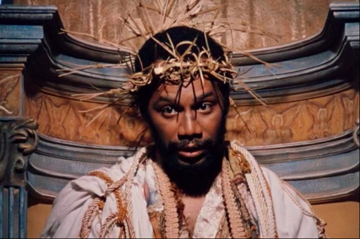 O ator brasileiro incorporou o humor característico da obra de Ariano Suassuna, criando um Jesus que ava uma imagem leve e divertida.