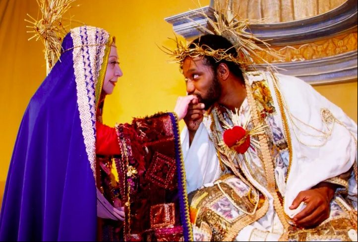 Maurício Gonçalves, em O Auto da Compadecida (2000): O filme, dirigido por Guel Arraes, é uma adaptação da peça homônima de Ariano Suassuna e narra a história de Chicó, o Diabo e Jesus Cristo, que se reúnem em um tribunal para julgar o destino de um homem morto.