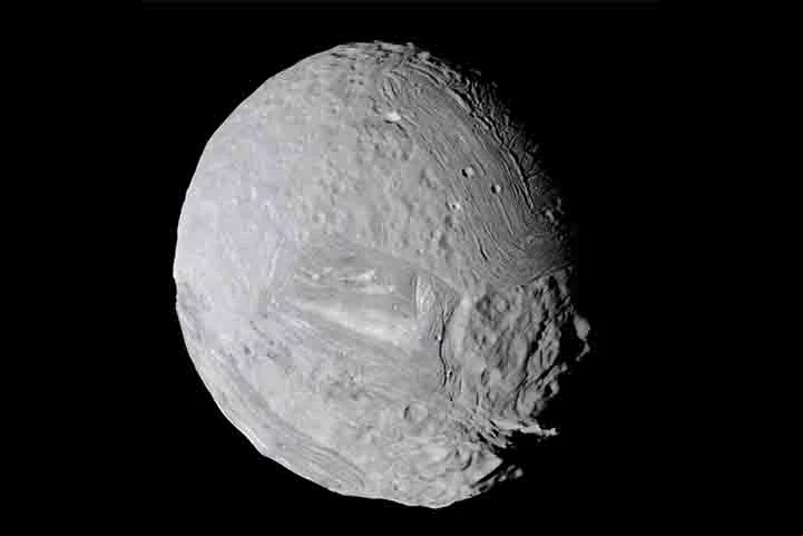 Estudo conduzido por cientistas das universidades Johns Hopkins e Dakota do Norte identificou sinais de que a superfície de Miranda, uma lua de Urano, contém vastas reservas de água. Essa lua foi descoberta por Gerard Kuiper em 1948 e é notável por sua superfície extremamente variada.