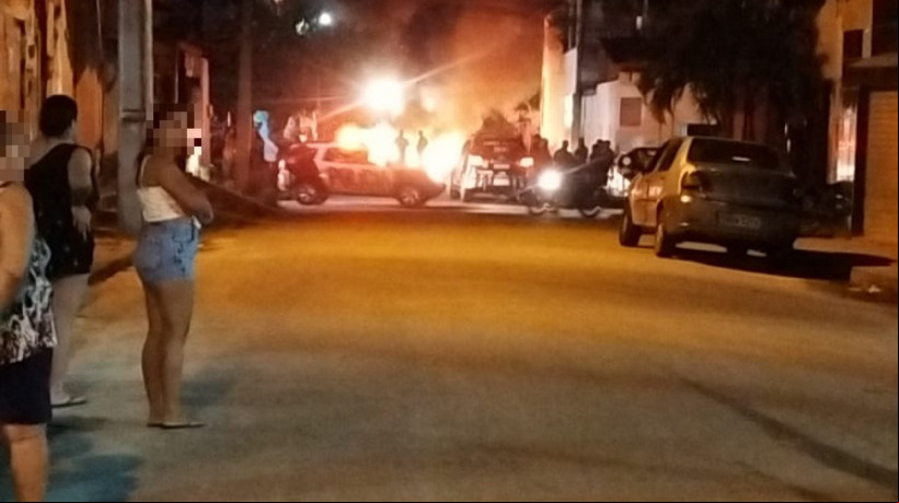 Moradores fizeram protesto após morte em intervenção policial durante operação para prender suspeitos de homicídio em Maranguape