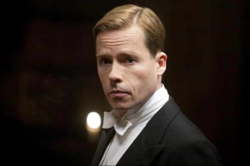 Uma característica marcante de Pearce é manter uma visão precavida em relação ao estrelato. Sua relação com Hollywood sempre teve doses de ceticismo. “Se as pessoas estão gritando e tentando arrancar minha camisa porque tenho olhos azuis, então isso é simplesmente ridículo”, declarou em uma entrevista recente ao “The New York Times”.