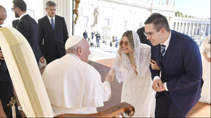 A médica Bianca Bernardes conheceu o papa Francisco ao lado do esposo durante benção papal A médica Bianca Bernardes conheceu o papa Francisco ao lado do esposo durante benção papal