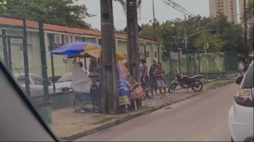 Houve movimentação de familiares de alunos e da Polícia Militar do lado de fora da escola