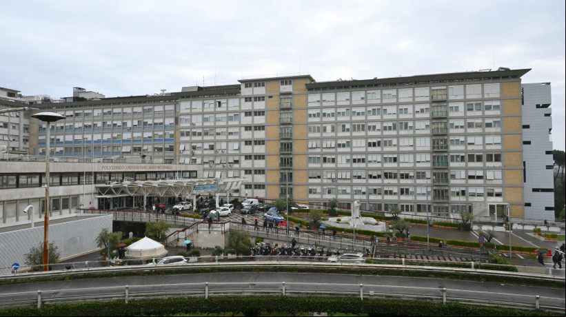Papa Francisco segue internado no hospital Gemelli, em Roma