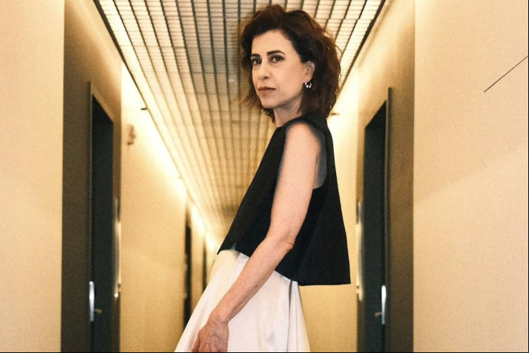Fernanda Torres em um look que ressalta sua jovialidade Fernanda Torres em um look que ressalta sua jovialidade