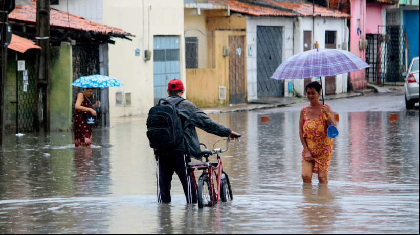Chuva forte e maré alta causam alagamentos e risco de desabamento na cidade; saiba o que diz Defesa Civil
