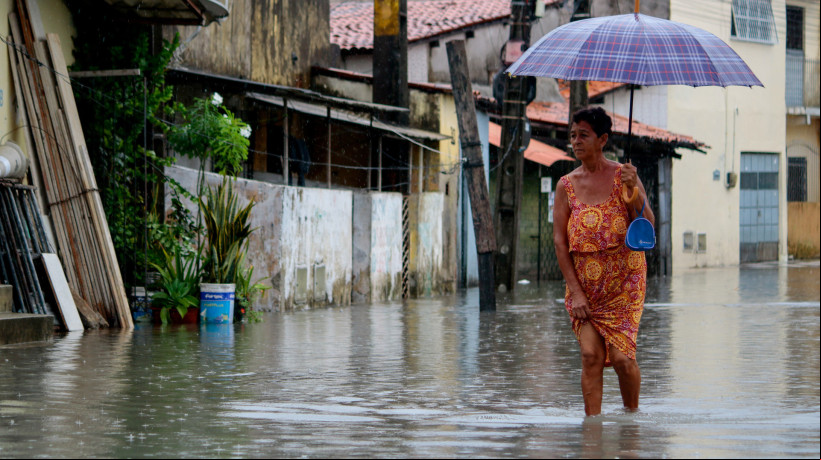 Alagamento pós-chuva com casas inundadas e entrando agua pela porta na rua Piloto, no bairro Aerolândia, em Fortaleza, no dia 28 de fevereiro