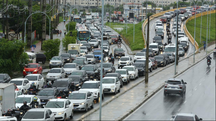 Pontos de engarrafamento foram registrados na avenida Alberto Craveiro e BR-116 na manhã desta sexta-feira, 28, em Fortaleza