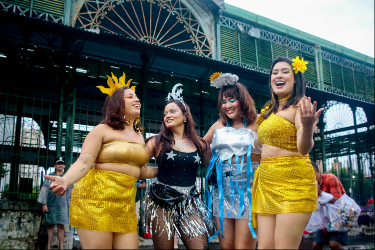 Maira Silva e seu grupo de amigas no polo de Carnaval do Mercado dos Pinhões com as atrações de bandas e marchinhas de carnaval Maira Silva e seu grupo de amigas no polo de Carnaval do Mercado dos Pinhões com as atrações de bandas e marchinhas de carnaval