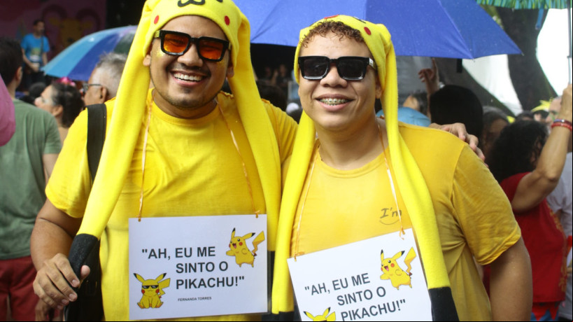 Henrique Almeida, 33, e Lucas Santos, 28, se fantasiaram de Pikachu em referência a uma fala da atriz Fernanda Torres Henrique Almeida, 33, e Lucas Santos, 28, se fantasiaram de Pikachu em referência a uma fala da atriz Fernanda Torres