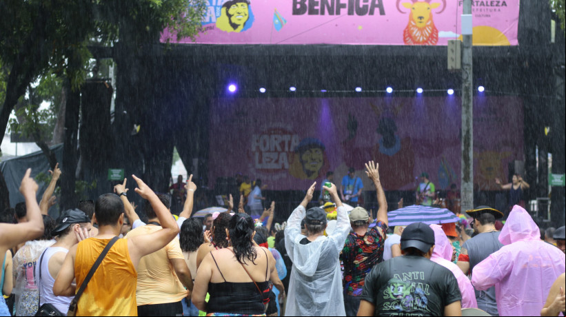 Mesmo sob chuva, público da Praça da Gentilândia curtiu o Carnaval de Fortaleza no Polo Benfica