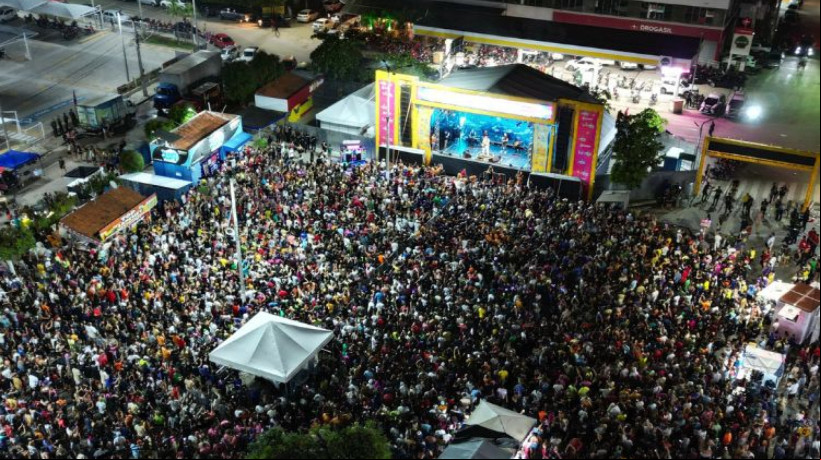 Primeiro dia do carnaval de Canindé reuniu 15 mil pessoas