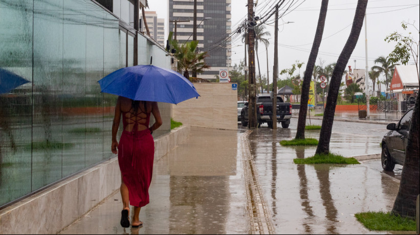 Há condição favorável a chuva isolada no norte do Ceará até esta quinta-feira, 3. Na foto, precipitação no sábado de Carnaval de 2025 em Fortaleza (Foto: Lorena Louise/Especial para O POVO).