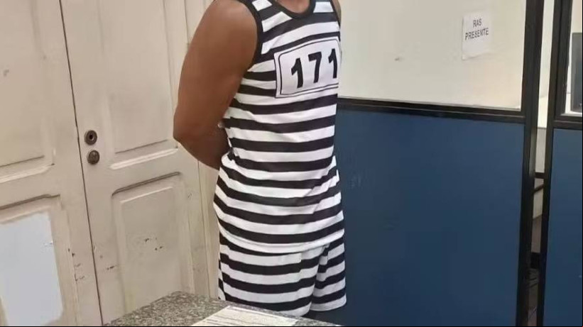 Homem fantasiado de presidiário atira no meio da rua e é preso em Niterói