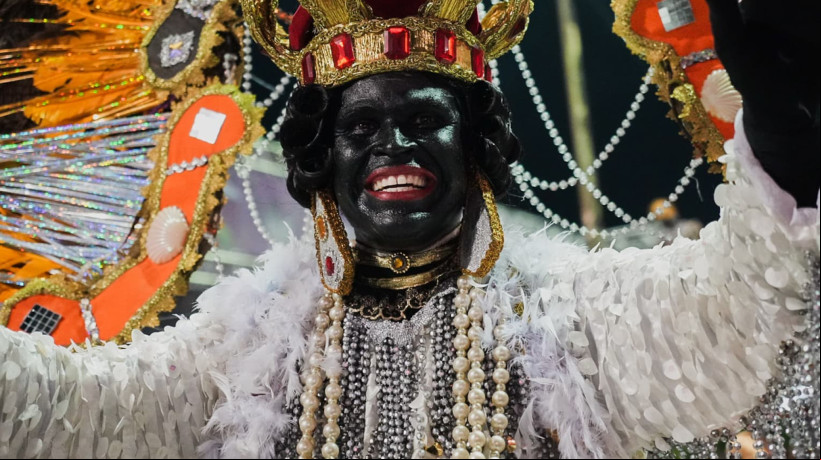 Maracatu Rei Zumbi desfila na avenida Domingos Olímpio no Carnaval de 2025
