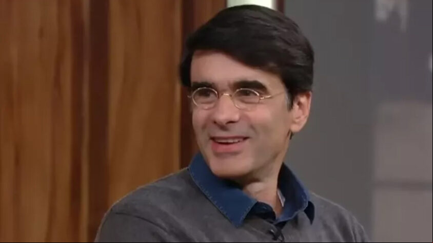 João Moreira Salles - Membro de uma das mais tradicionais famílias de banqueiros do Brasil (seu pai fundou o Unibanco), é produtor, diretor e roteirista. Idealizador da revista Piauí, dirigiu documentários como “Santiago” e “Entreatos”.